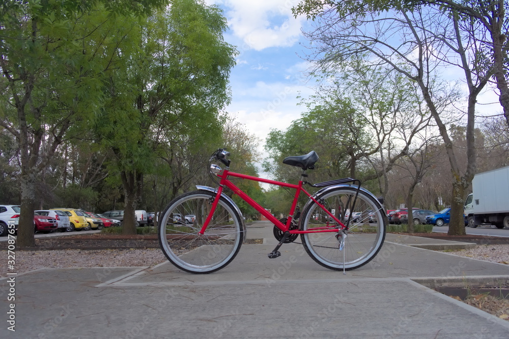 Bicicleta roja en el parque