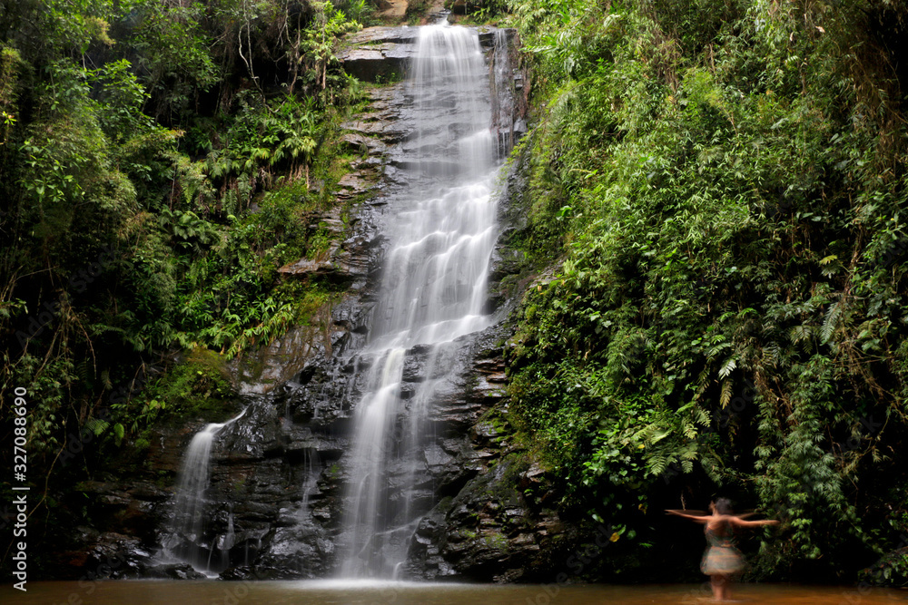 dança na cachoeira