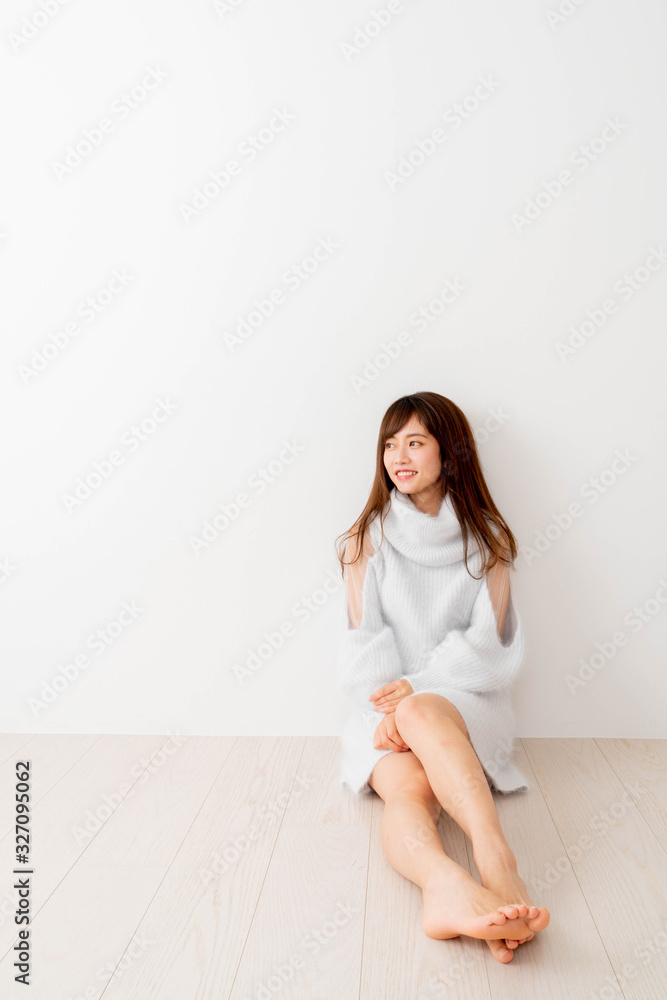リビングルームにいる女性 リビングルームにいる女性