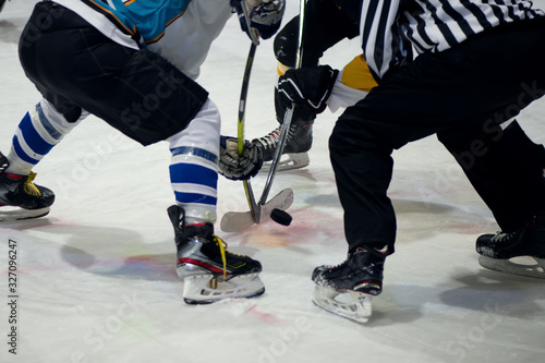 Canvas Print Ice hockey players play ice hockey