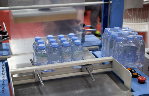 Konstfotografi Shrink film wrapping machine for bottle of water