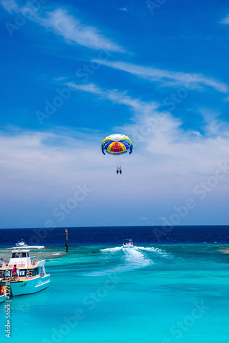 沖縄のエメラルドグリーンの海