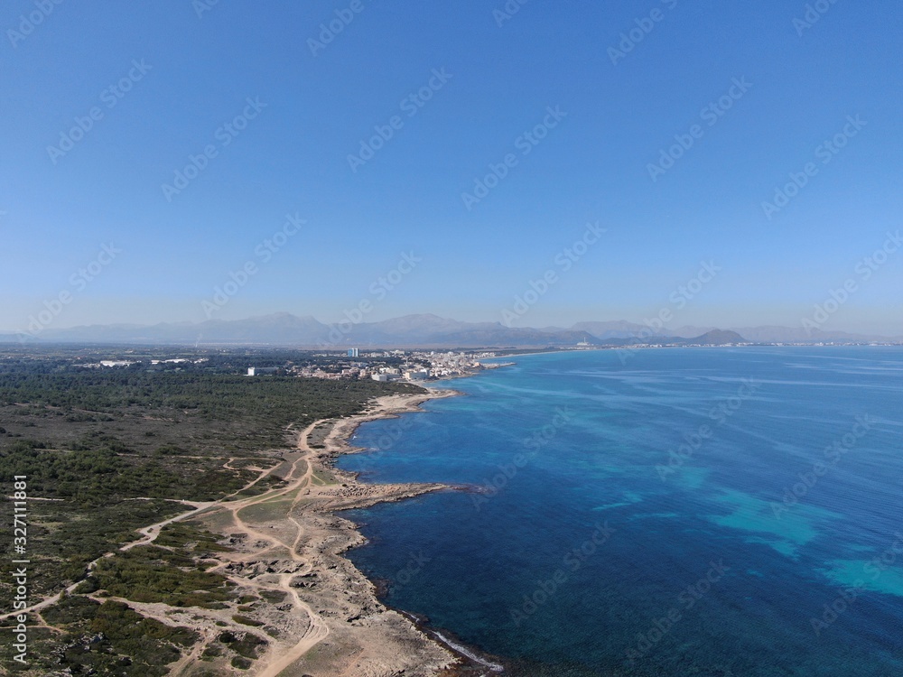 vista aerea de la costa de mallorca con aguas cristalinas de color turquesa concepto de vacaciones verano y viajar vista aerea de la costa de mallorca con aguas cristalinas de color turquesa concepto de vacaciones verano y viajar