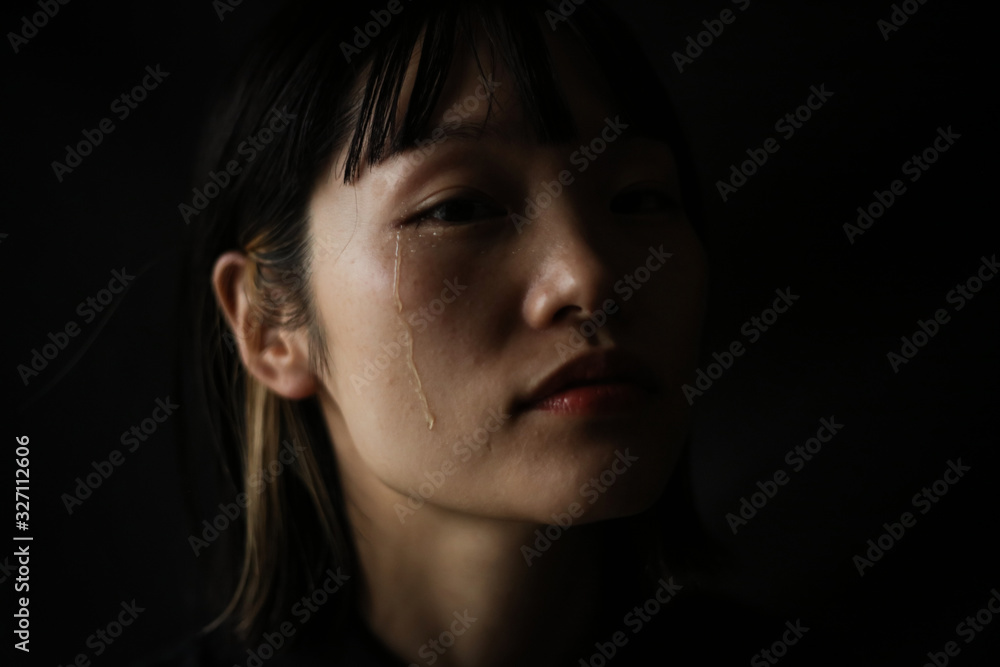 涙を流す女性 涙を流す女性