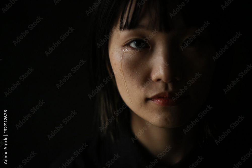 涙を流す女性 涙を流す女性