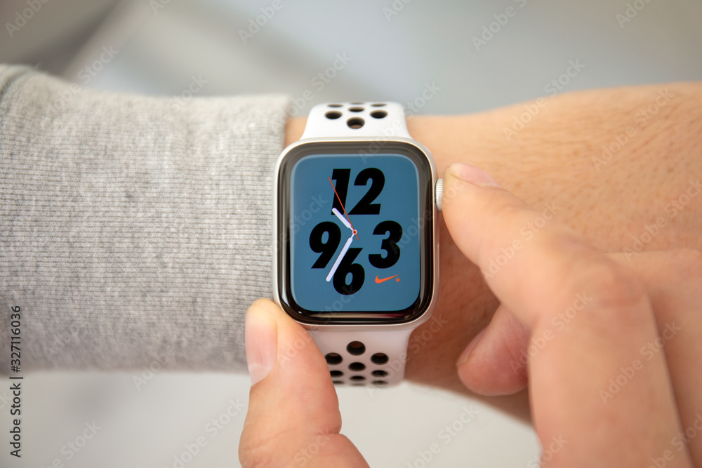 Man hand with Apple Watch Series 4 Nike Watch Face foto de Stock | Adobe  Stock