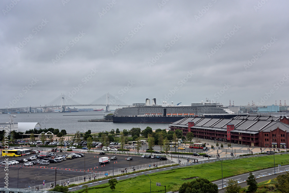 赤レンガ倉庫と大桟橋と横浜ベイブリッジと大黒ふ頭