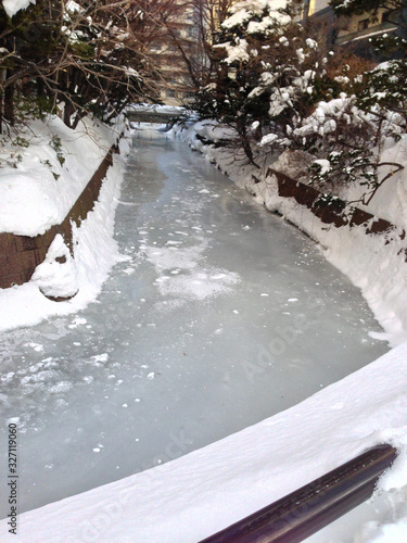 凍った川