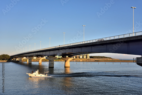 青空に浮かび上がる白いシラスコ湘南大橋 © masyok