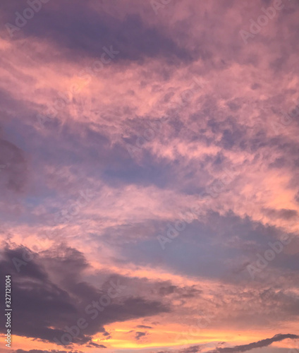 夕焼けに染まる雲