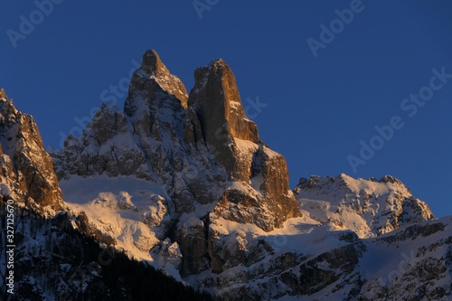 Pale di San Martino di Castrozza. Dolomiti. Montagna innevata al tramonto