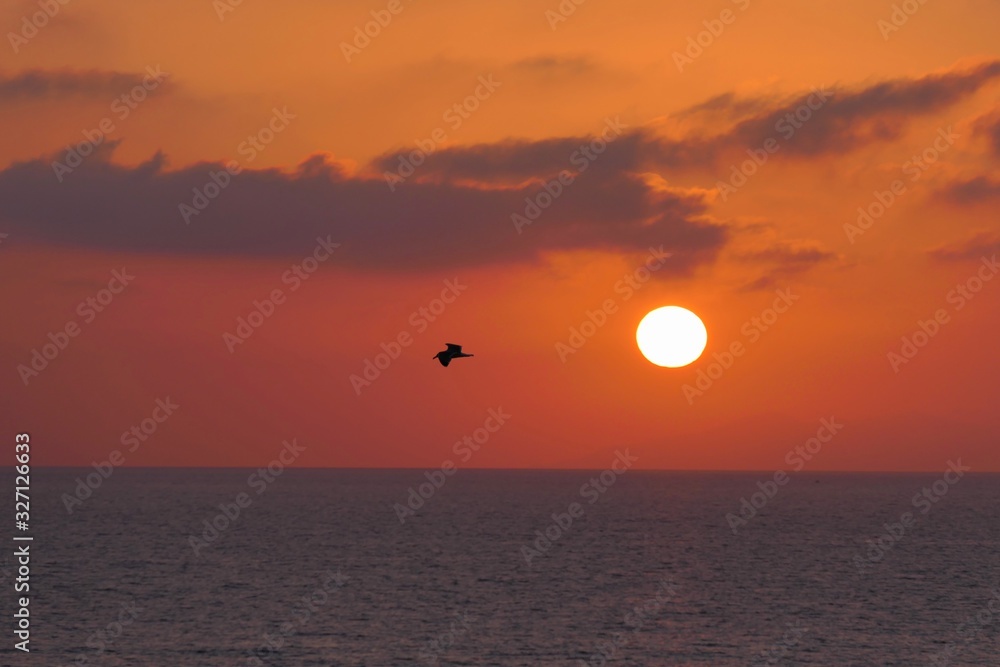 Tramonto sul mare. Sole rosso sul mare. Isola d'Elba