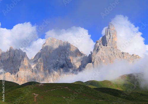 San Martino di Castrozza. Montagne immerse tra le nuvole. Estate. Dolomiti