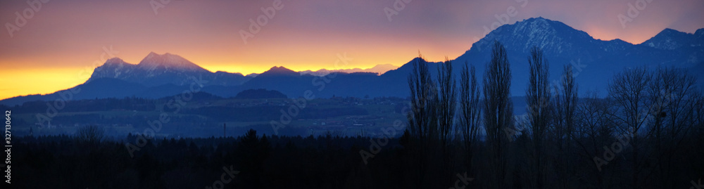 Tiefes Morgenrot der Alpenkette bei Rosenheim