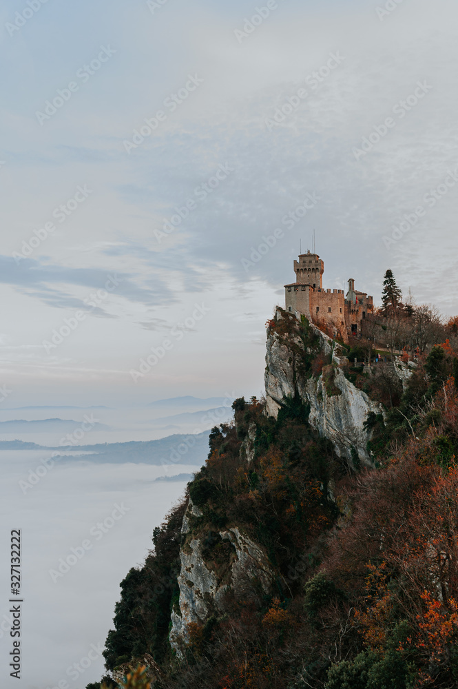 Panorama sulla Fratta, la terza torre di San Marino - versione verticale