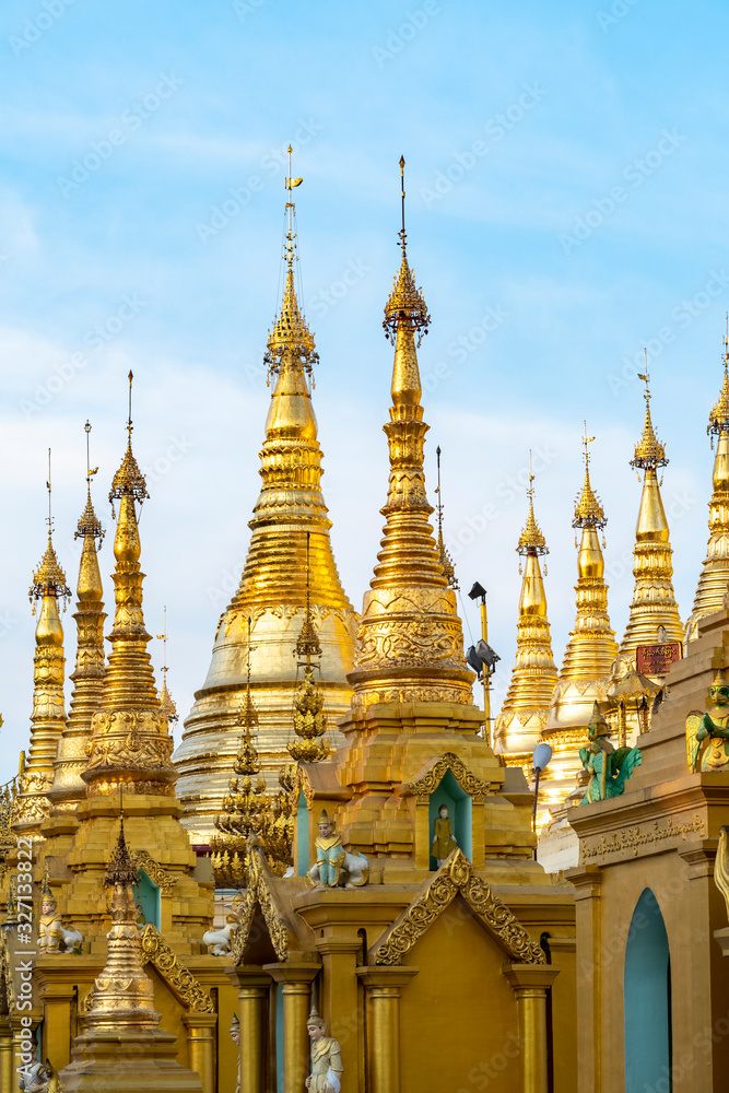 Fototapeta premium Shwedagon Paya stupas