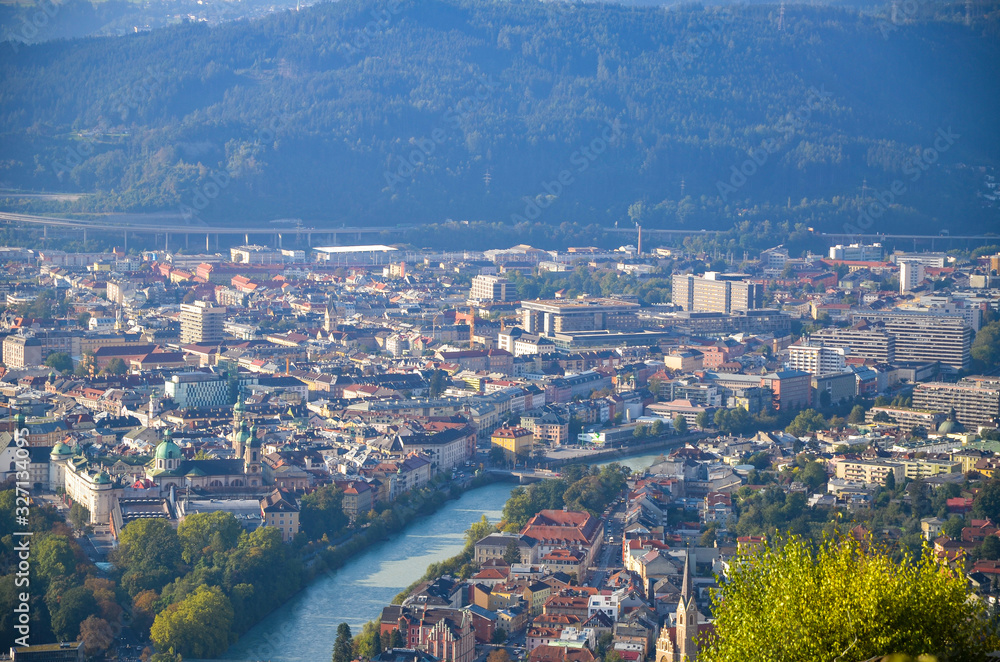 Naklejka premium ノルトケッテ フンガーブルクから見下ろすインスブルックの街並みとイン川（オーストリア チロル州 インスブルック）