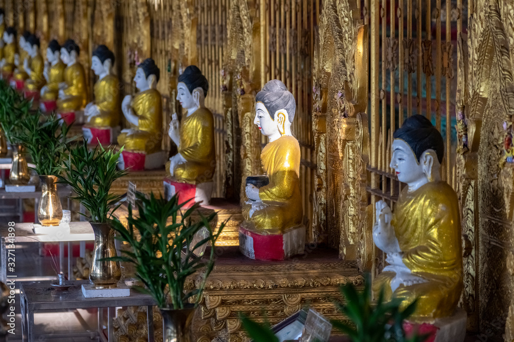 Buddha shrines at Chaukhtatgyi Paya