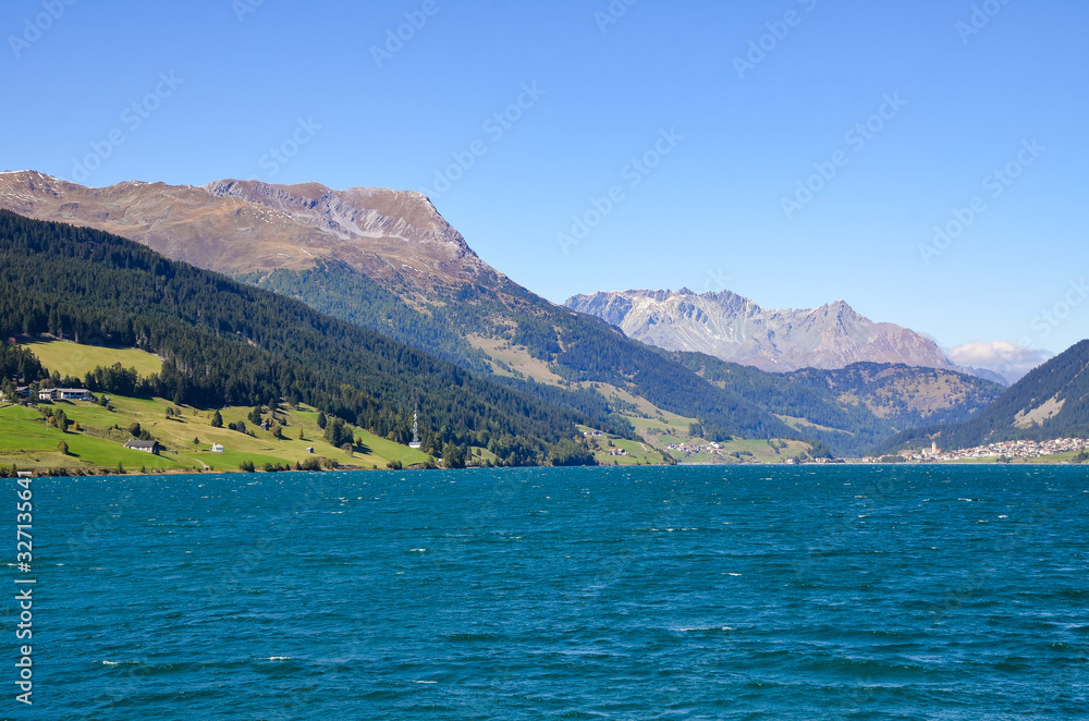 南チロル　クローン・ヴェノスタにある湖　レジア湖（イタリア　トレンティーノ＝アルト・アディジェ州／南チロル州）
