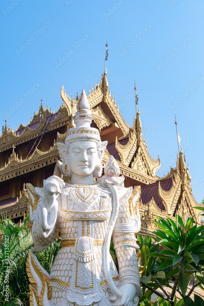 Fototapeta premium Kyauktawgyi Paya devotional statue