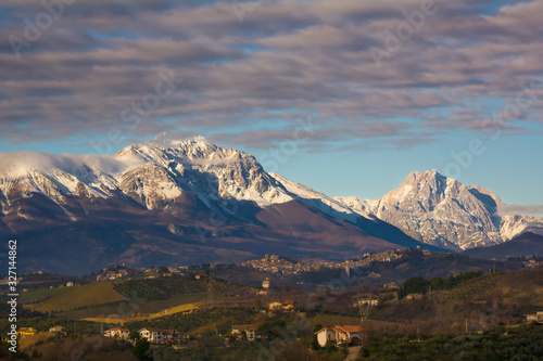 Valokuva Gran Sasso of Italy e la valle di Penne e Farindola (Italy)