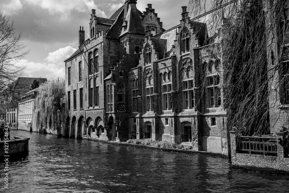 Fototapeta premium Canal and Buildings in Bruges, Belgium