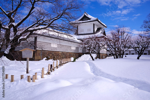 雪に覆われた金沢城