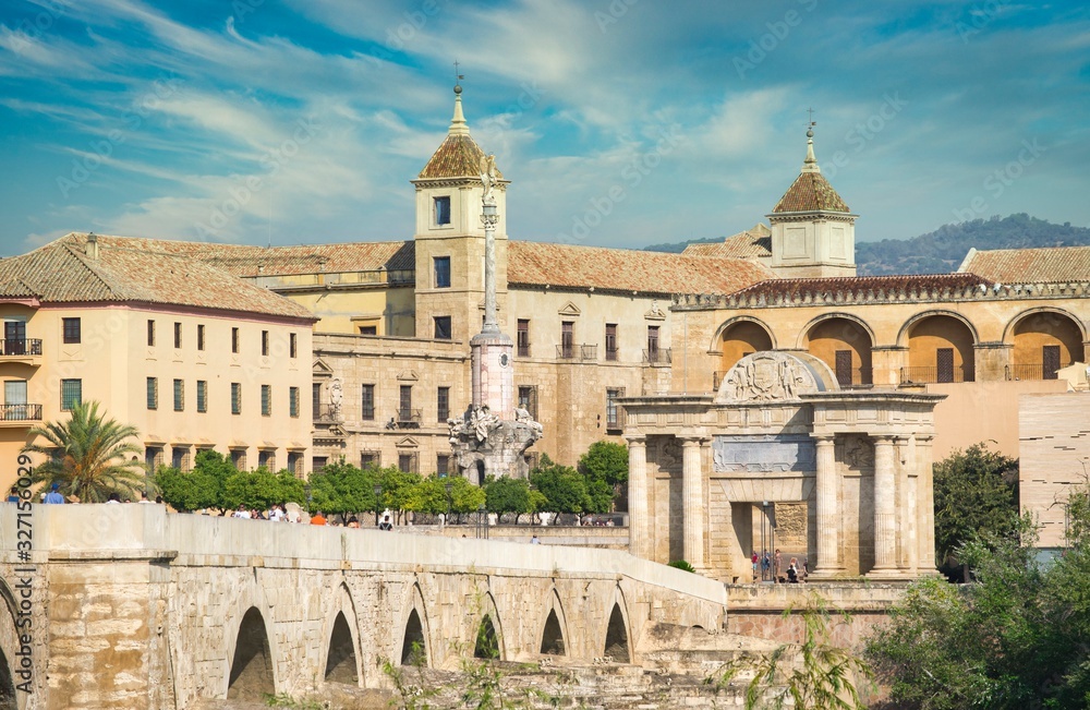 Obraz premium Puente romano , Arco del Triunfo y Obispado de Córdoba