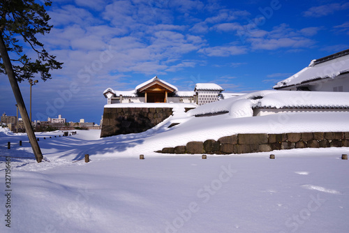雪に覆われた金沢城