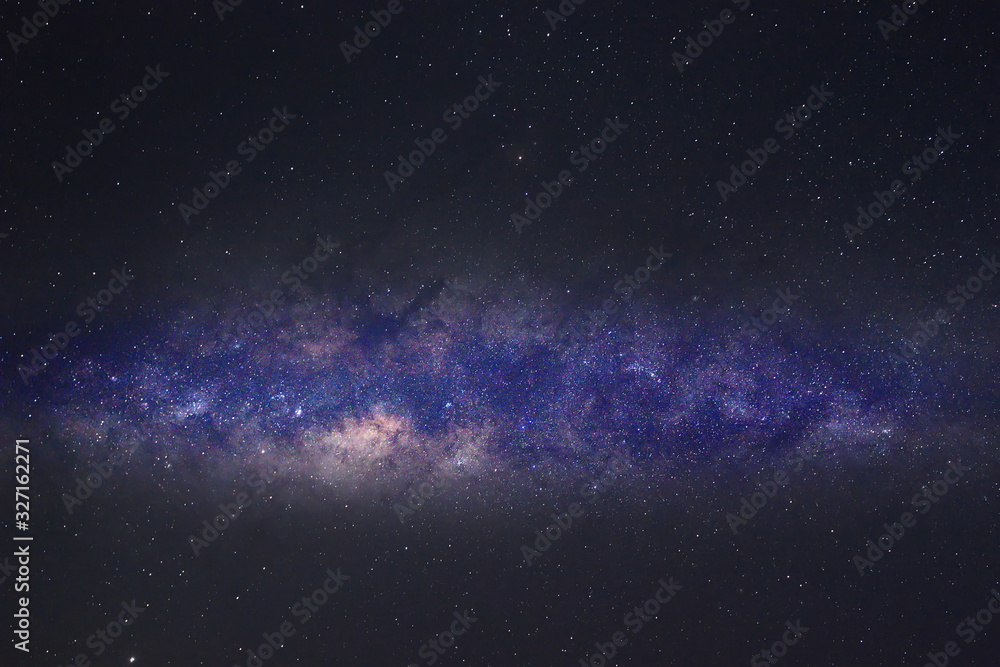 Fototapeta premium Wyraźnie mleczna galaktyka na nocnym niebie. Obraz zawiera szum i ziarno ze względu na wysokie ISO. Obraz zawiera również nieostrość i rozmycie spowodowane długim czasem naświetlania i szeroką przysłoną