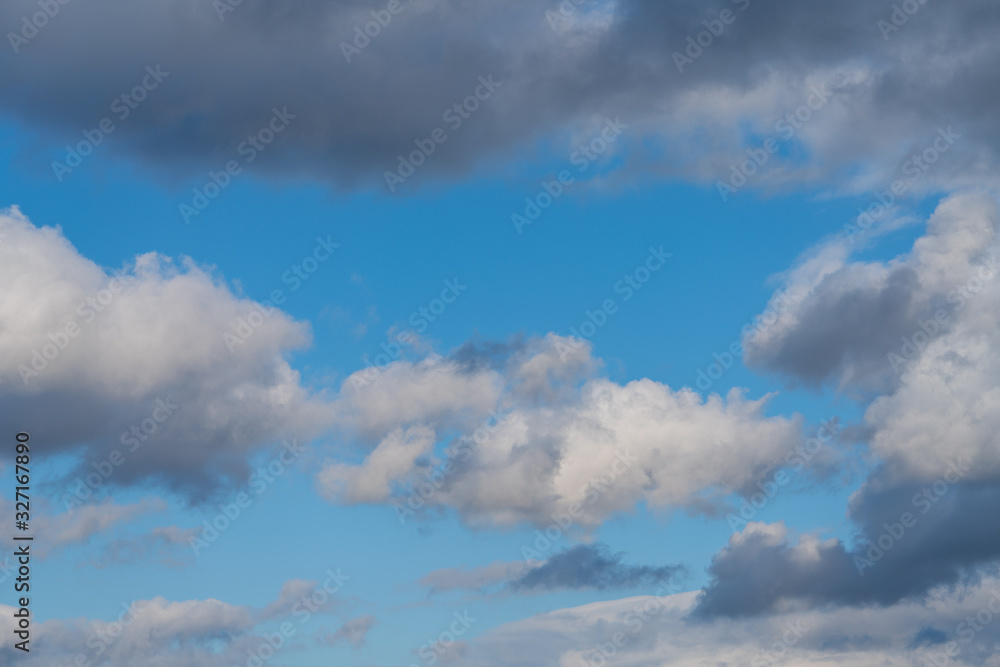 Blauer Himmel mit Wolkenformationen