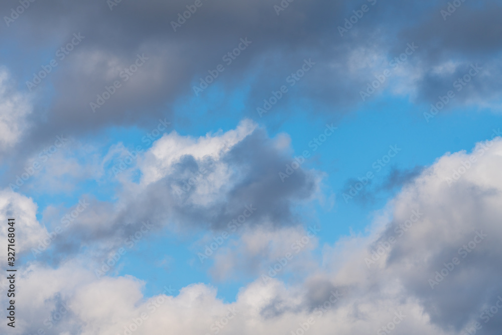 Obraz premium Blauer Himmel mit Wolkenformationen