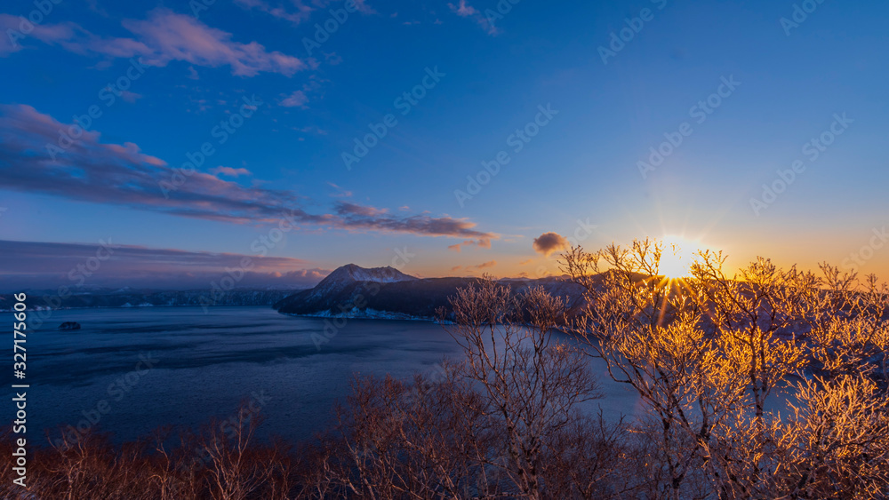 摩周湖の朝　日の出と霧氷