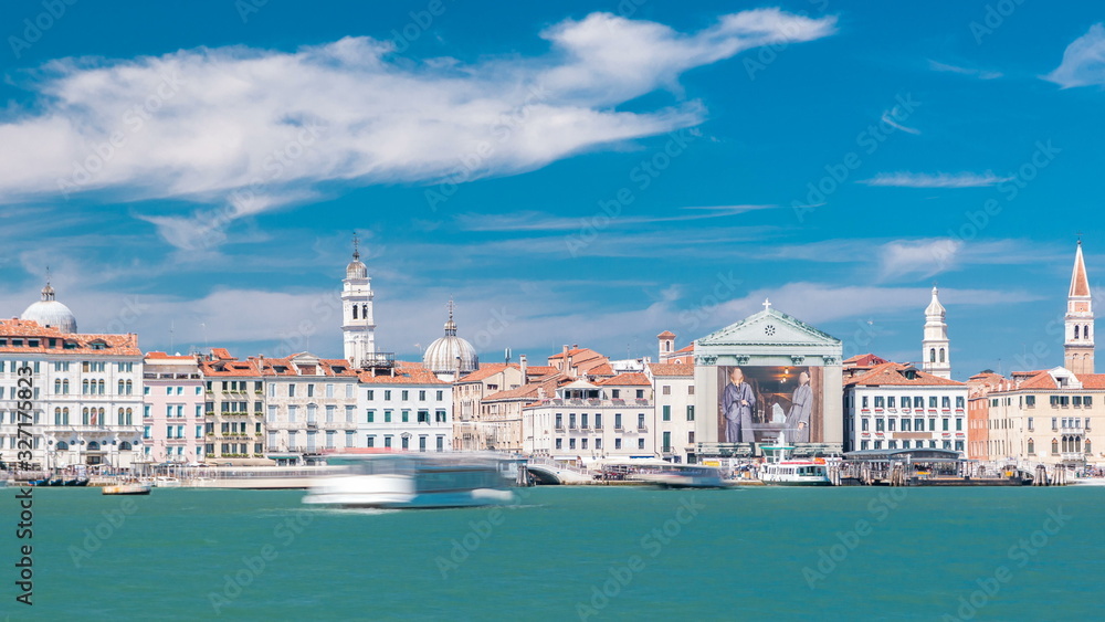 Obraz premium Venice Panorama timelapse with Doge's Palace, Santa Maria della Visitazione seen from the bell tower of the St. George