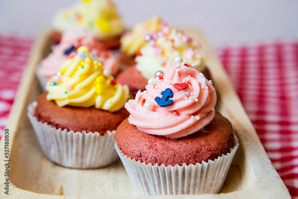 Red velvet cupcakes mit Buttercream Topping und Sprinkles