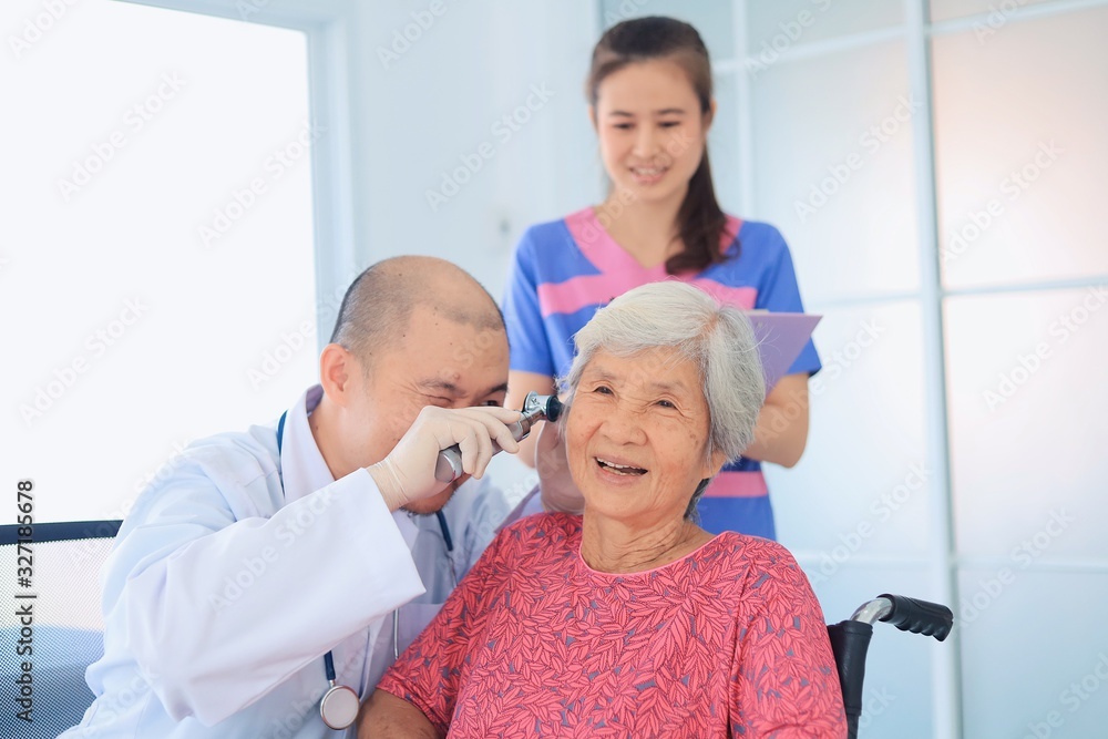Fototapeta premium doctor and patient in office