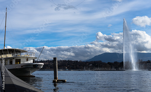 Jet d'eau geneve with boat under bridge