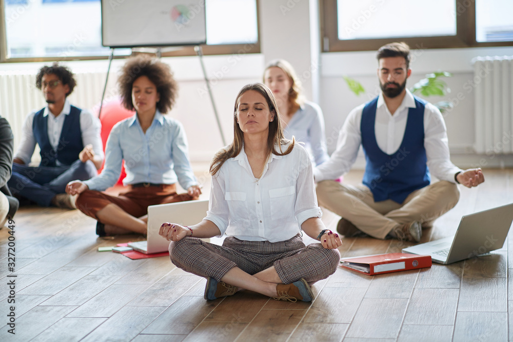Businesswoman meditating at work.group of business coworkers meditating together. - obrazy, fototapety, plakaty 
