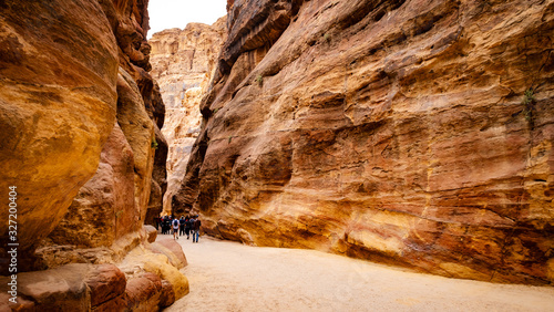 Bild auf Leinwand Beatiful gorge in Petra, Jordan with large crowd of tourists