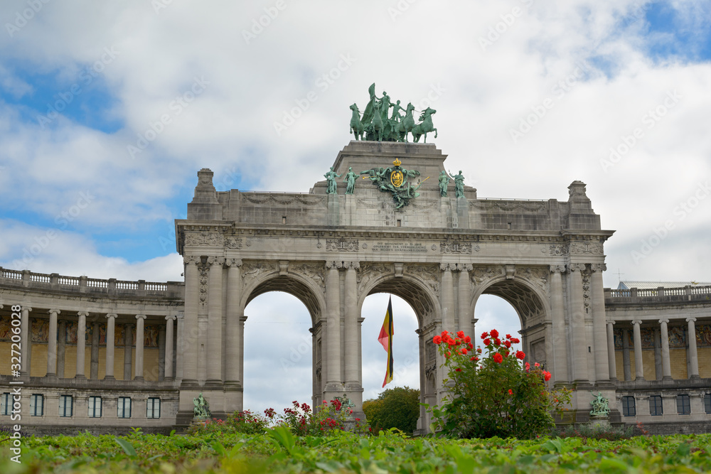 Fototapeta premium The Triumphal Arch (Cinquantenaire Arch) in the Jubilee Park, Brussels Belgium.