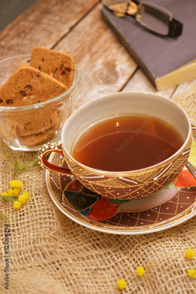 Fototapeta premium tazza di te nero con biscotti al cioccolato su tavolo di legno
