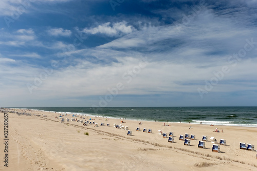 Strandalltag auf der Nordseeinsel Sylt bei Westerland im Sommer mit einem imposanten Himmel / extra viel Copy Space  / Personen auch vergrÃ¶ÃŸert nicht erkennbar © redaktion93