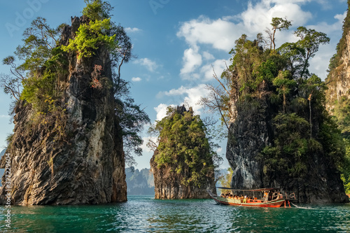 Cuadro en lienzo Wooden thai longtail boat on Cheow Lan lake in Khao Sok National Park, Thailand