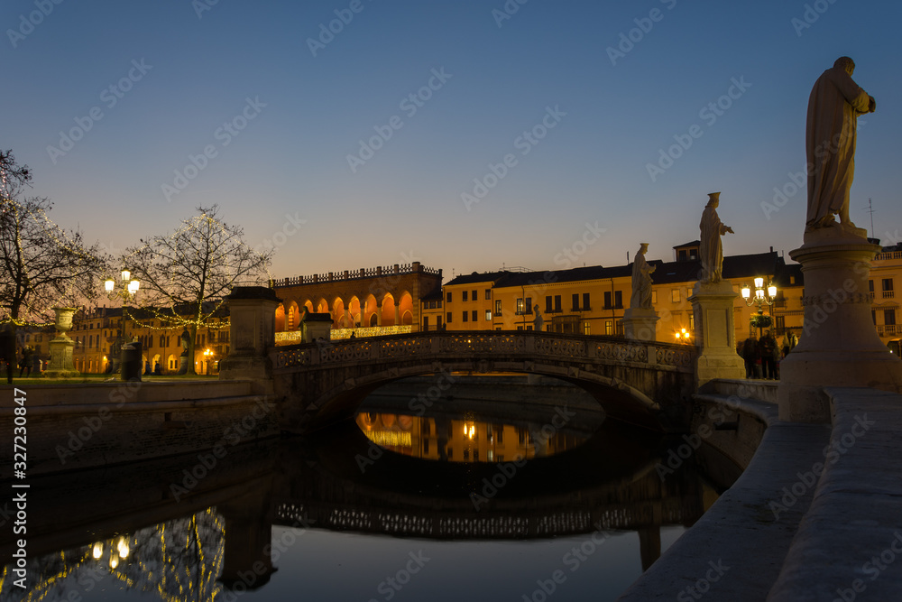 Obraz premium Statues at the largest square in the city of Padova known as Prato della Valle at the sunset