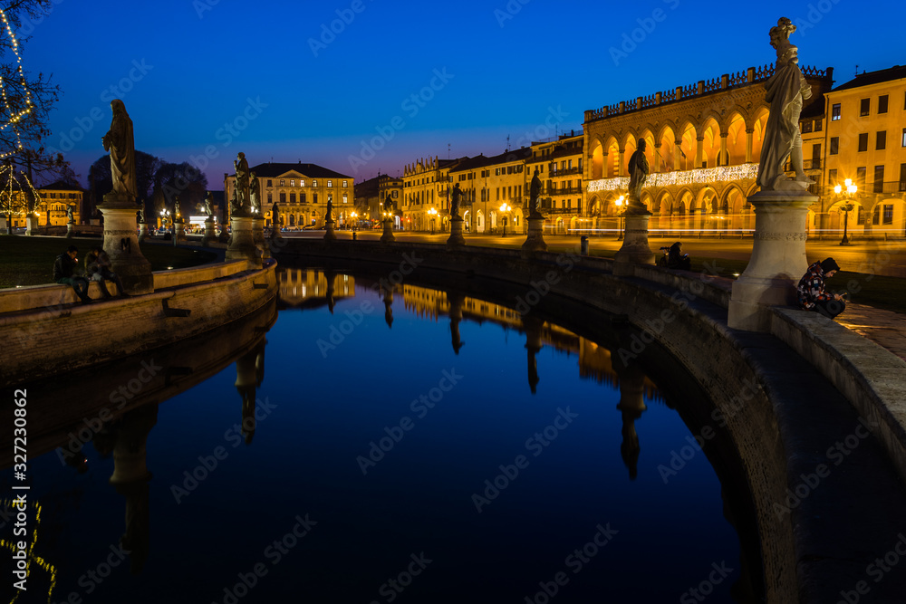 Obraz premium Statues at the largest square in the city of Padova known as Prato della Valle are reflected on the water of the canal