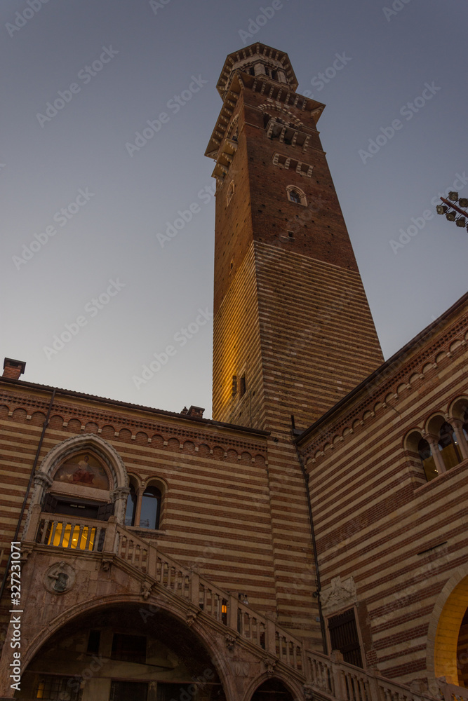 Fototapeta premium Palazzo della Ragione with the Lamberti tower overlooking Verona