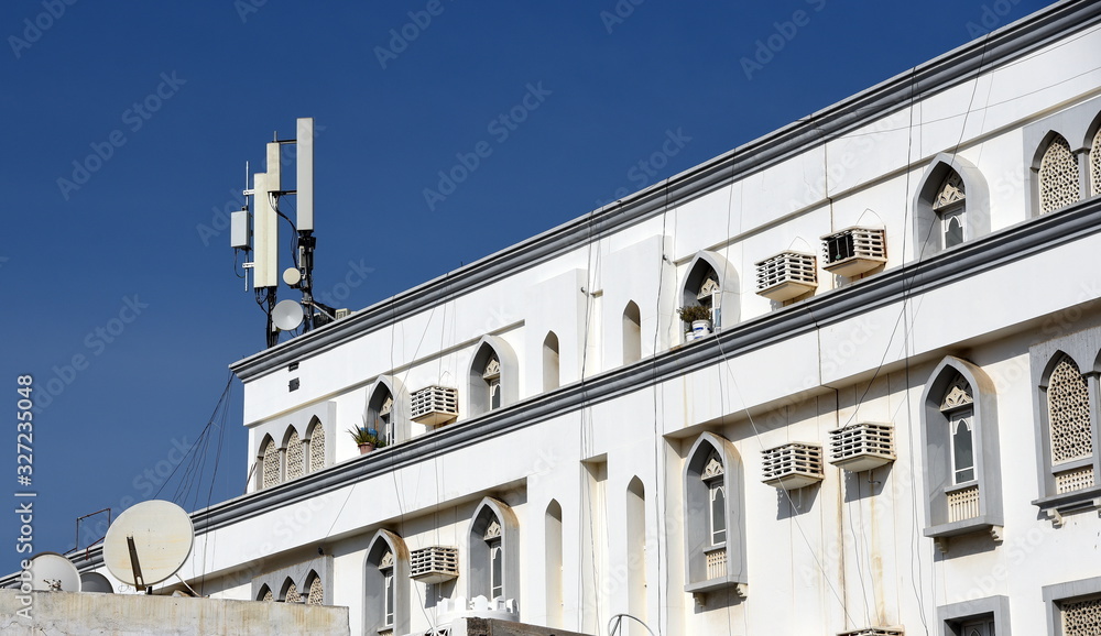 Weißes Gebäude in traditioneller Architektur vor blauem Himmel 