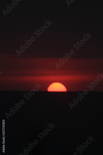 Fototapeta Naklejka Na Ścianę i Meble -  atardecer Puesta de sol gigante en atardecer oscuro centrado