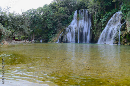 Fototapeta Naklejka Na Ścianę i Meble -  beautiful Waterfalls of Tamasopo san luis potosi mexico