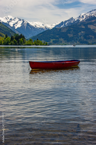 Boot auf dem Zeller See mit Blick auf das Kitzsteinhorn